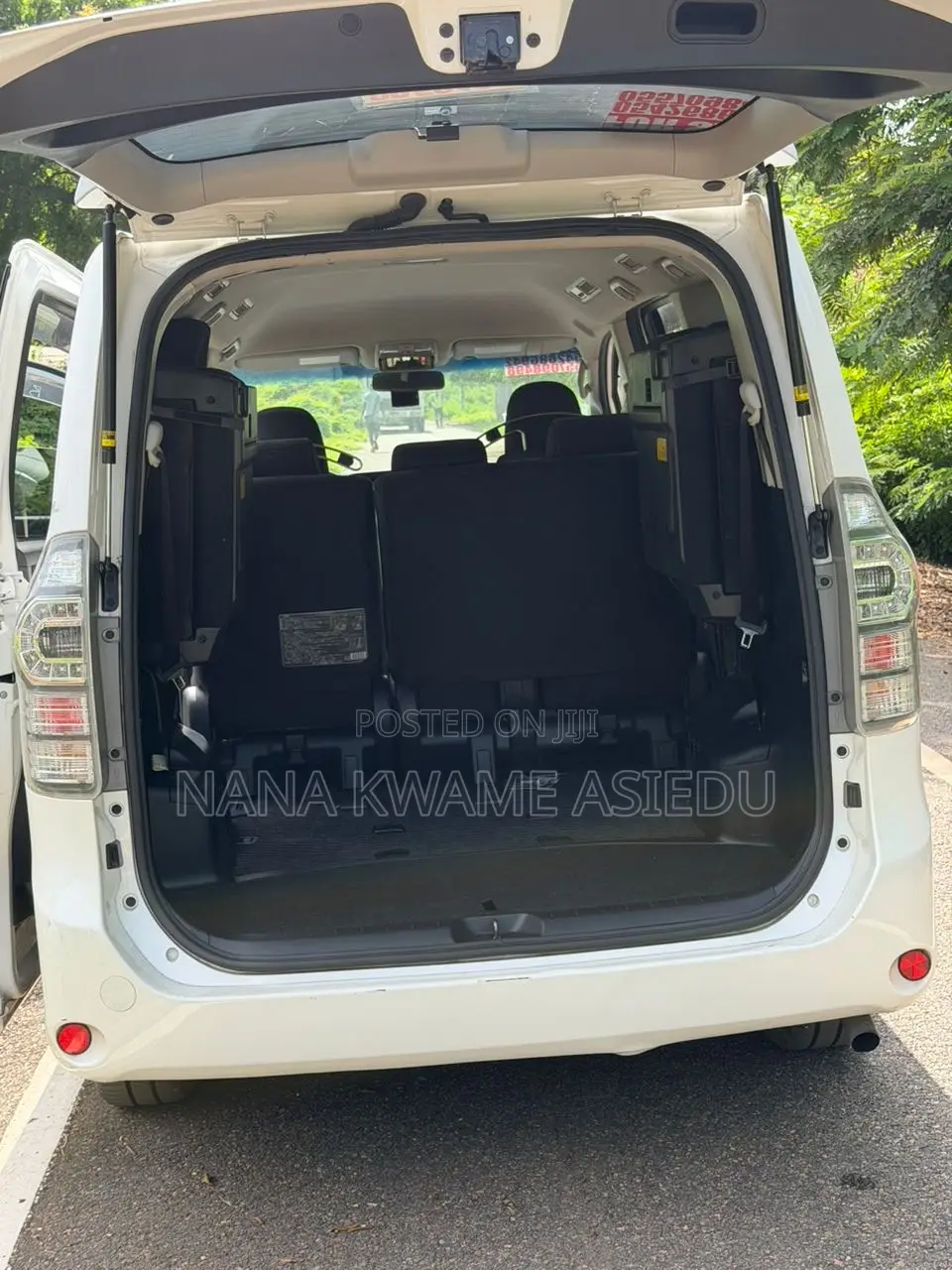 Toyota Voxy X 2WD 8-Seater 2013 White