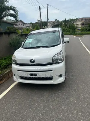 Toyota Voxy X 2WD 8-Seater 2013 White