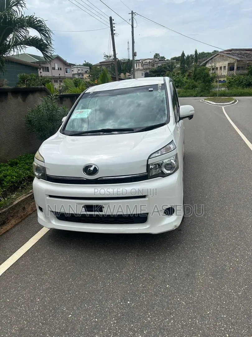 Toyota Voxy X 2WD 8-Seater 2013 White