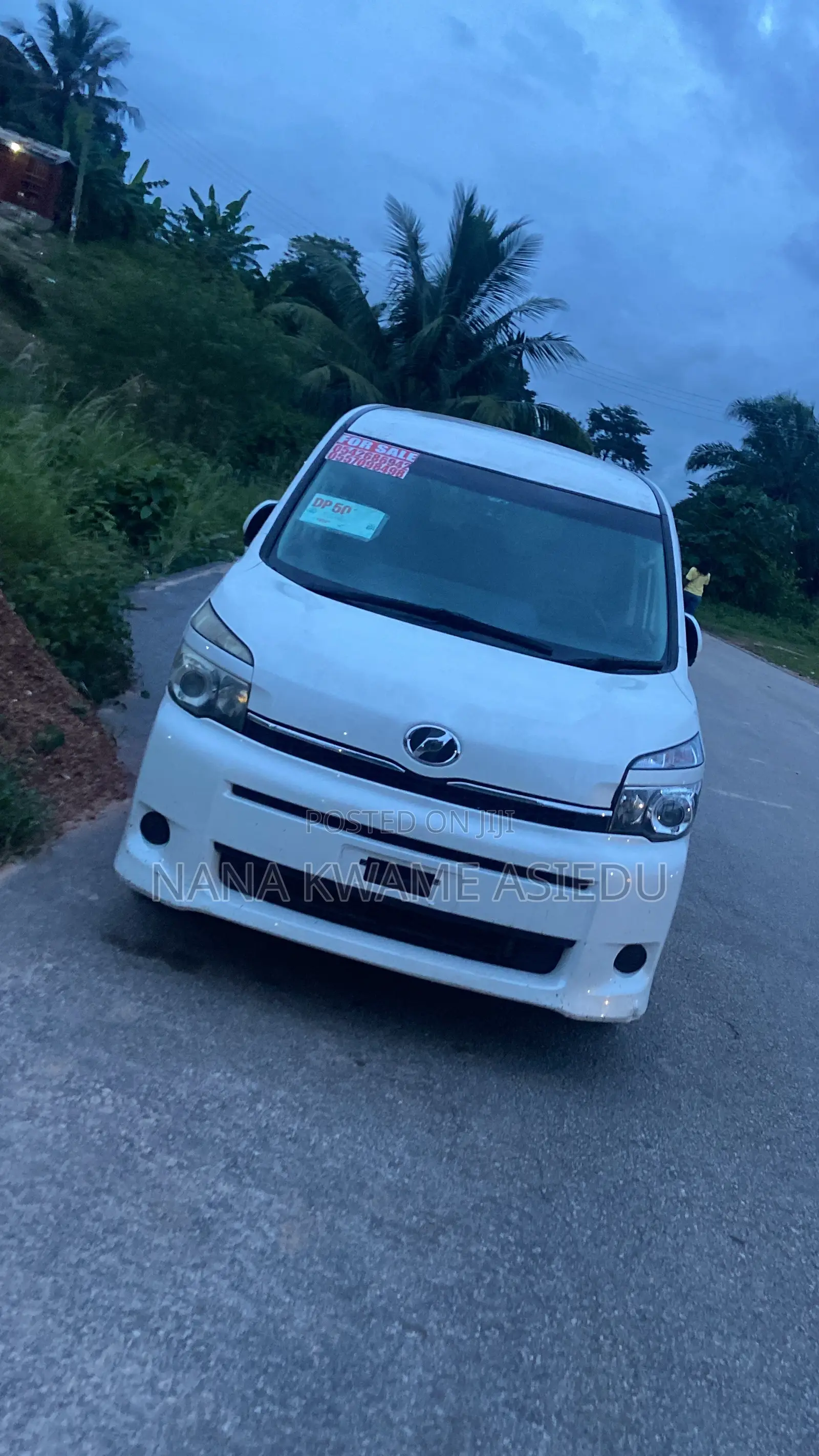 Toyota Voxy X 2WD 8-Seater 2013 White