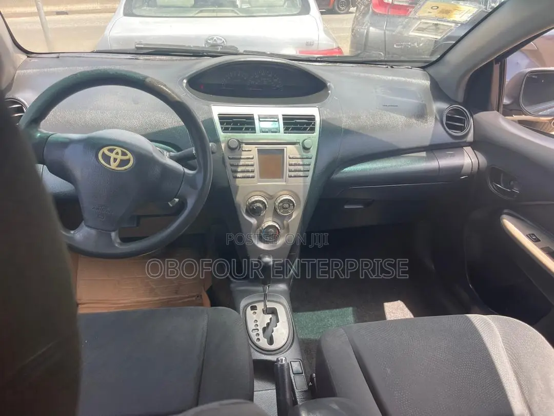 Toyota Yaris Base Sedan 4dr 2010 Gray