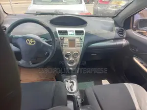 Toyota Yaris Base Sedan 4dr 2010 Gray