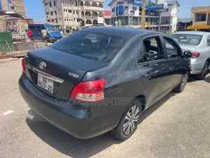 Toyota Yaris Base Sedan 4dr 2010 Gray