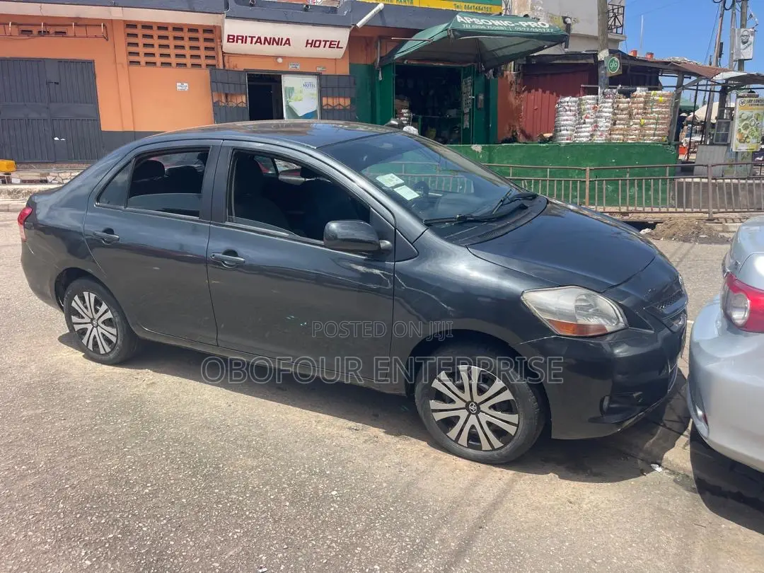 Toyota Yaris Base Sedan 4dr 2010 Gray