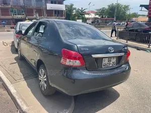 Toyota Yaris Base Sedan 4dr 2010 Gray