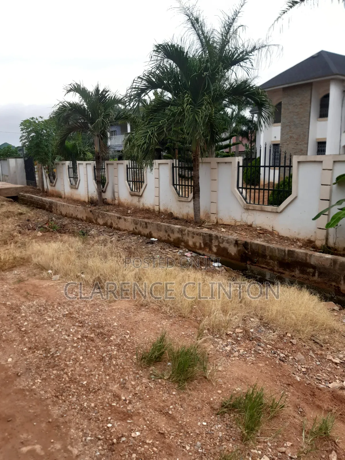 7bdrm Bungalow in Oyarifa Mall Area for sale