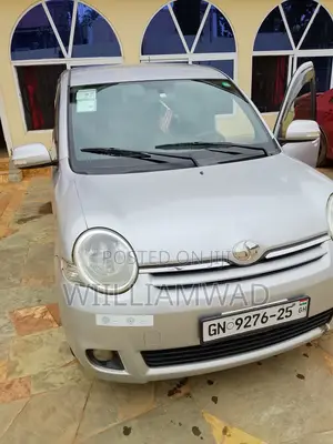 Toyota Sienta 1.5 AWD 2012 Silver
