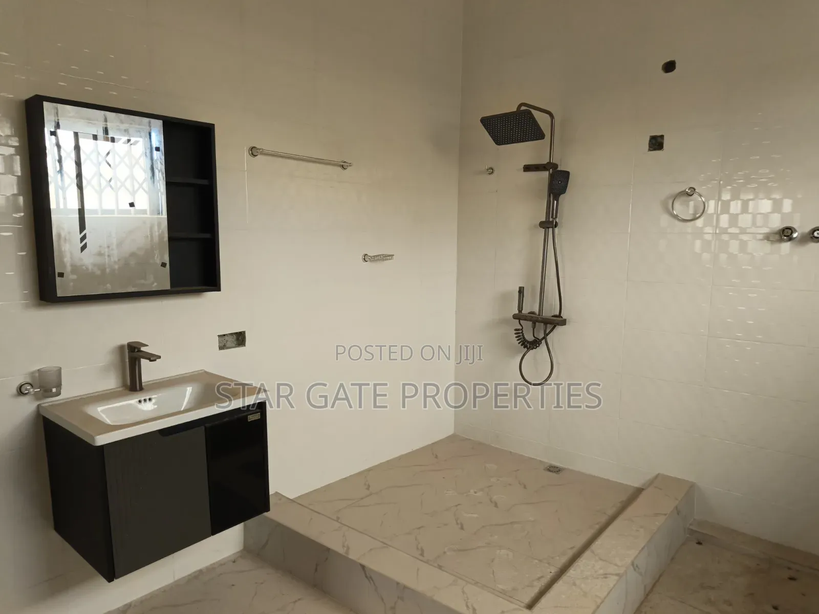 8bdrm House in Kenyasi Adwumam, Kumasi Metropolitan for sale