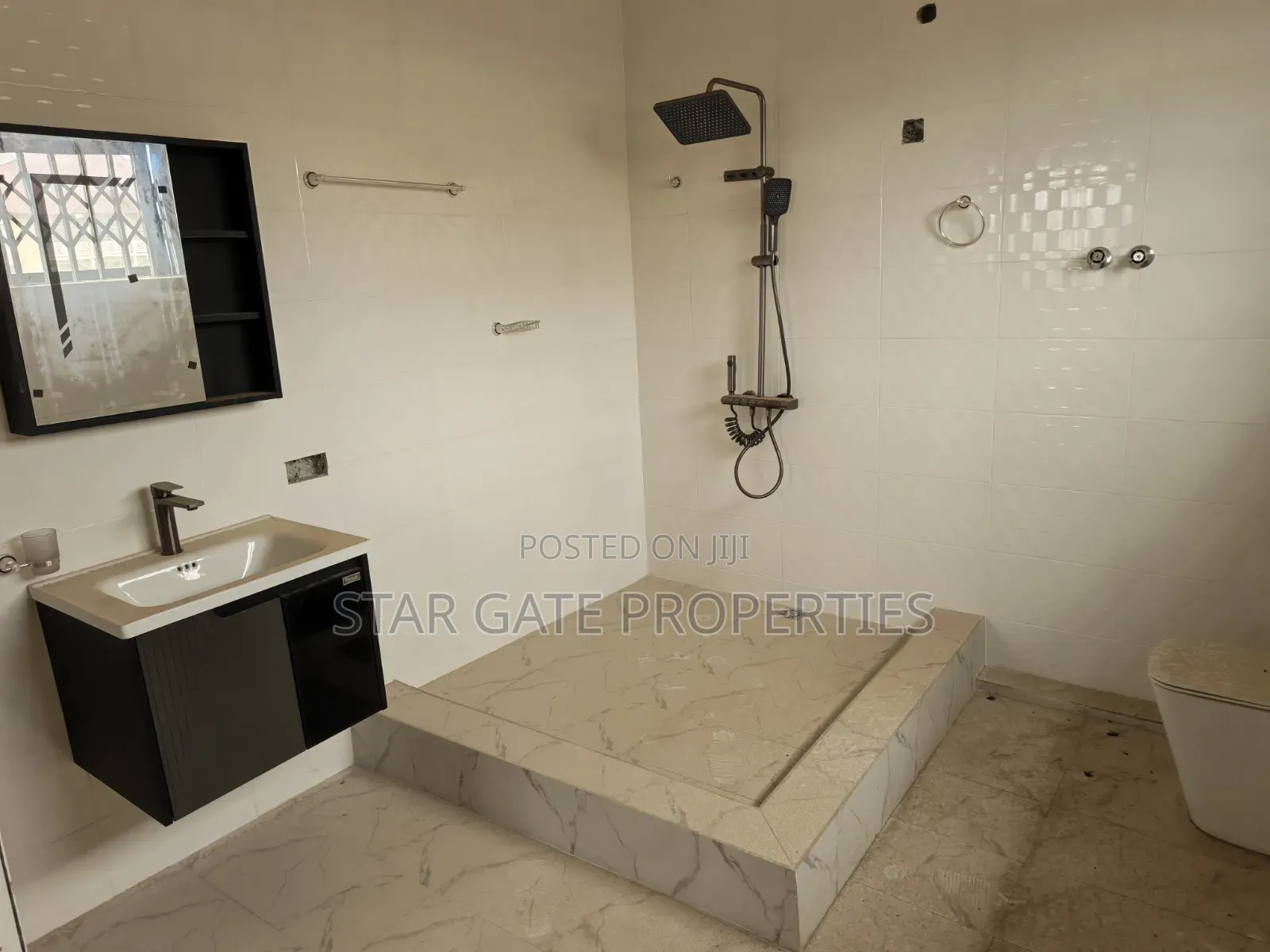 8bdrm House in Kenyasi Adwumam, Kumasi Metropolitan for sale