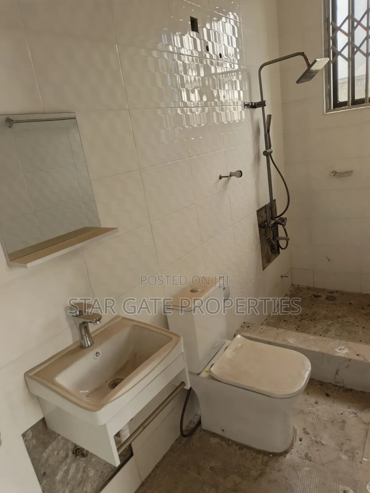 8bdrm House in Kenyasi Adwumam, Kumasi Metropolitan for sale