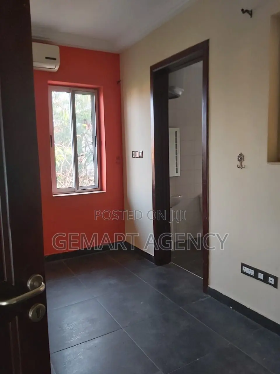3bdrm Apartment in Cfc Down., Accra Metropolitan for rent