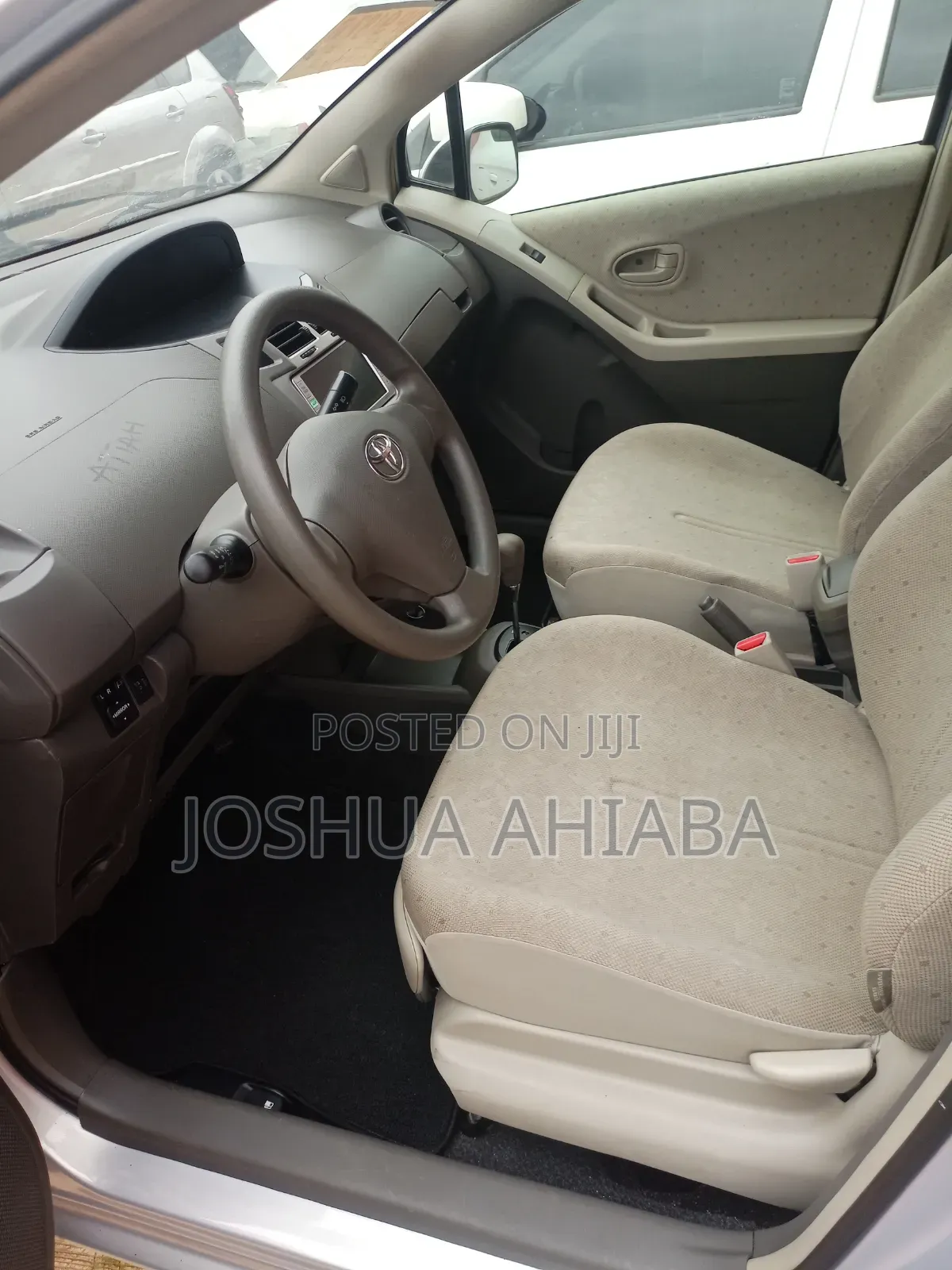 Toyota Vitz 2010 Silver