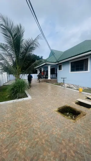 5bdrm House in Sefdard Properties, Amasaman for rent