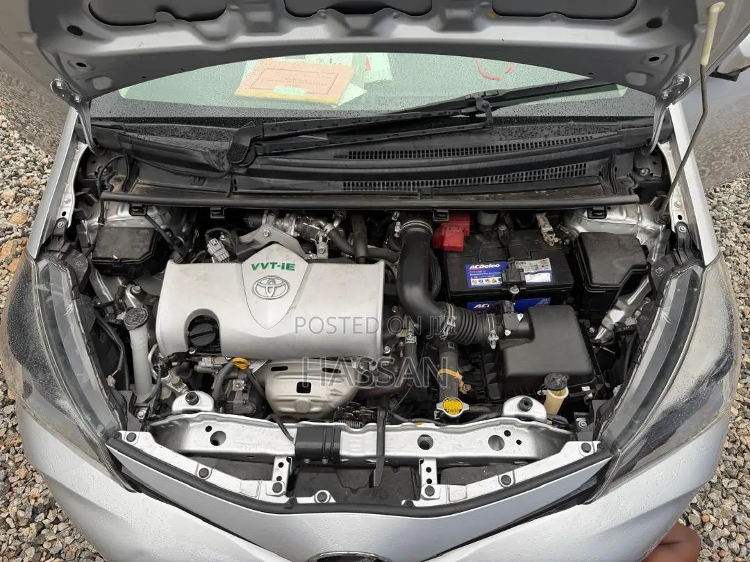 Toyota Vitz 1.5 FWD 5dr 2015 Silver