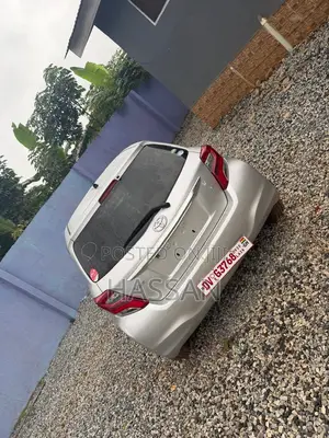 Toyota Vitz 1.5 FWD 5dr 2015 Silver