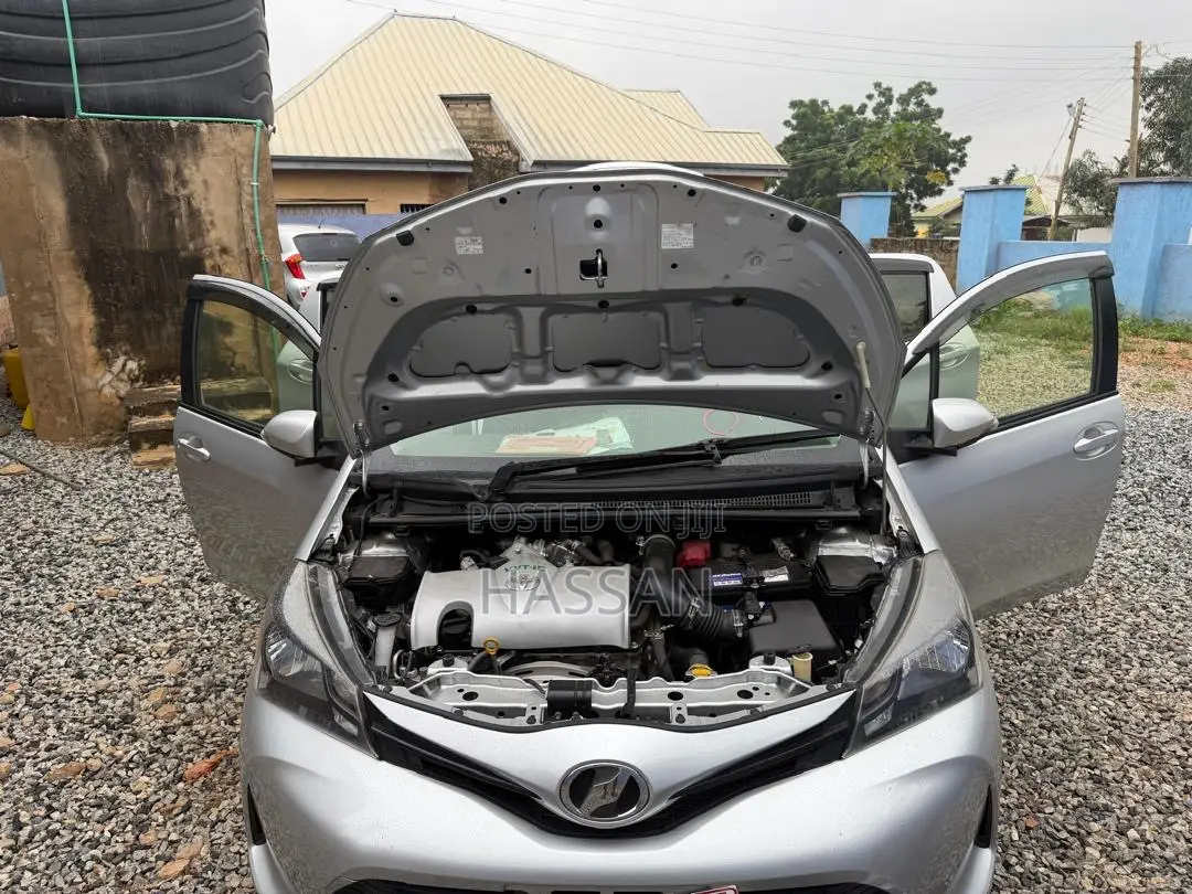 Toyota Vitz 1.5 FWD 5dr 2015 Silver