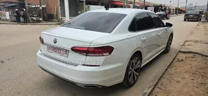 Volkswagen Passat 2.0T Limited Edition 2022 White