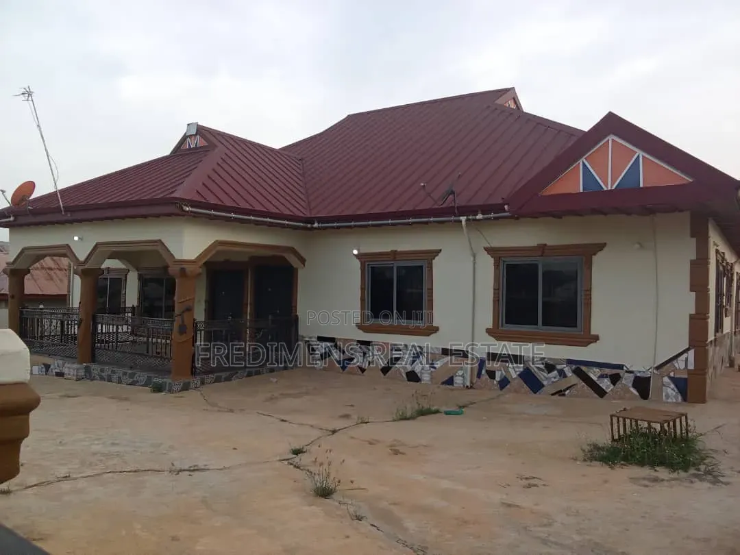 6bdrm House in Fredimens Real, Atwima Kwanwoma for sale