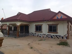 6bdrm House in Fredimens Real, Atwima Kwanwoma for sale