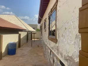 6bdrm House in Fredimens Real, Atwima Kwanwoma for sale