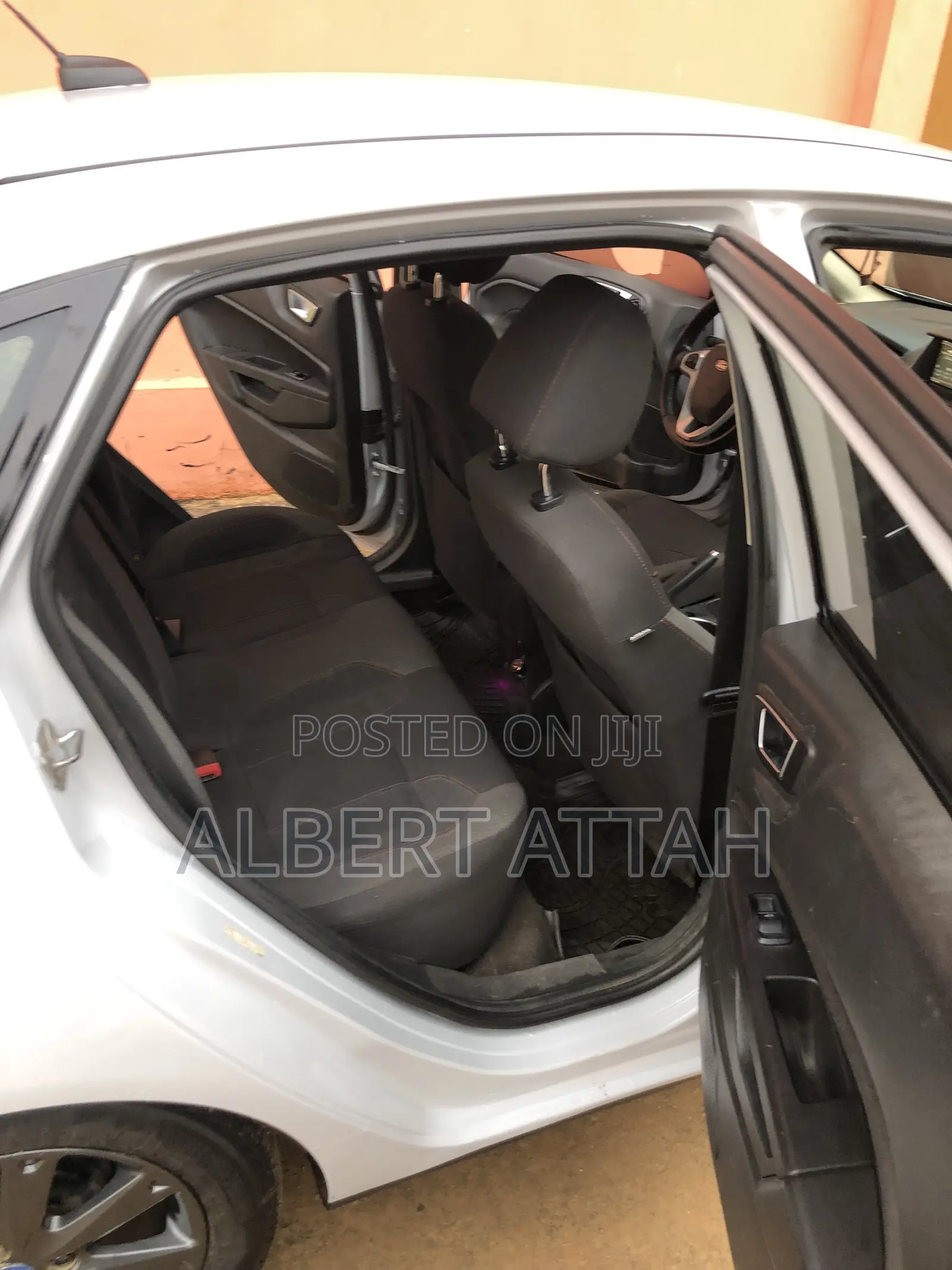 Ford Fiesta SE 4dr Sedan (1.6L 4cyl 5M) 2015 Gray