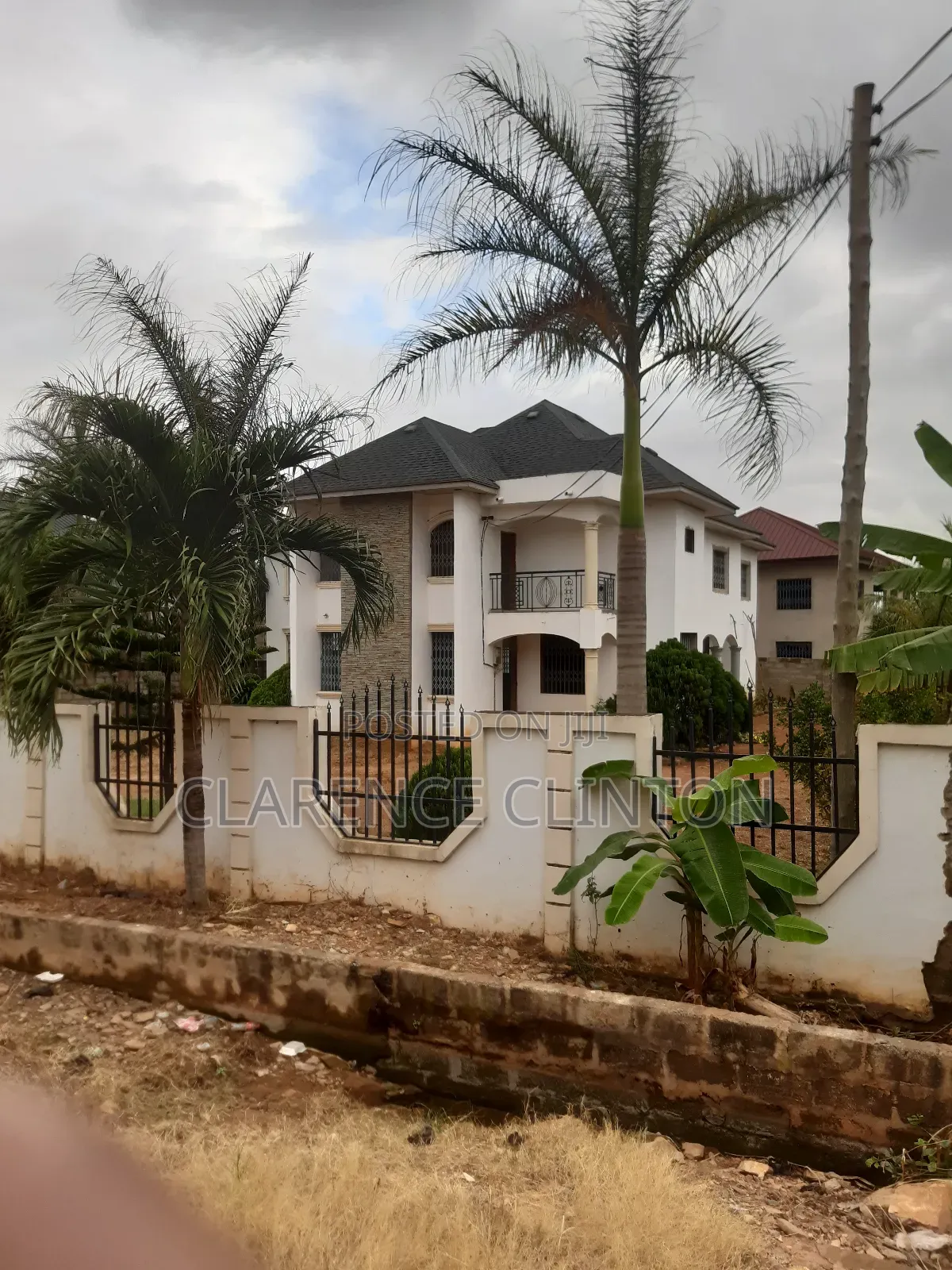 7bdrm Bungalow in Oyarifa Mall Area for sale
