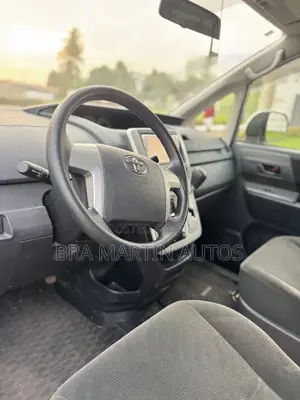 Toyota Voxy V 2WD 8-Seater 2013 Silver