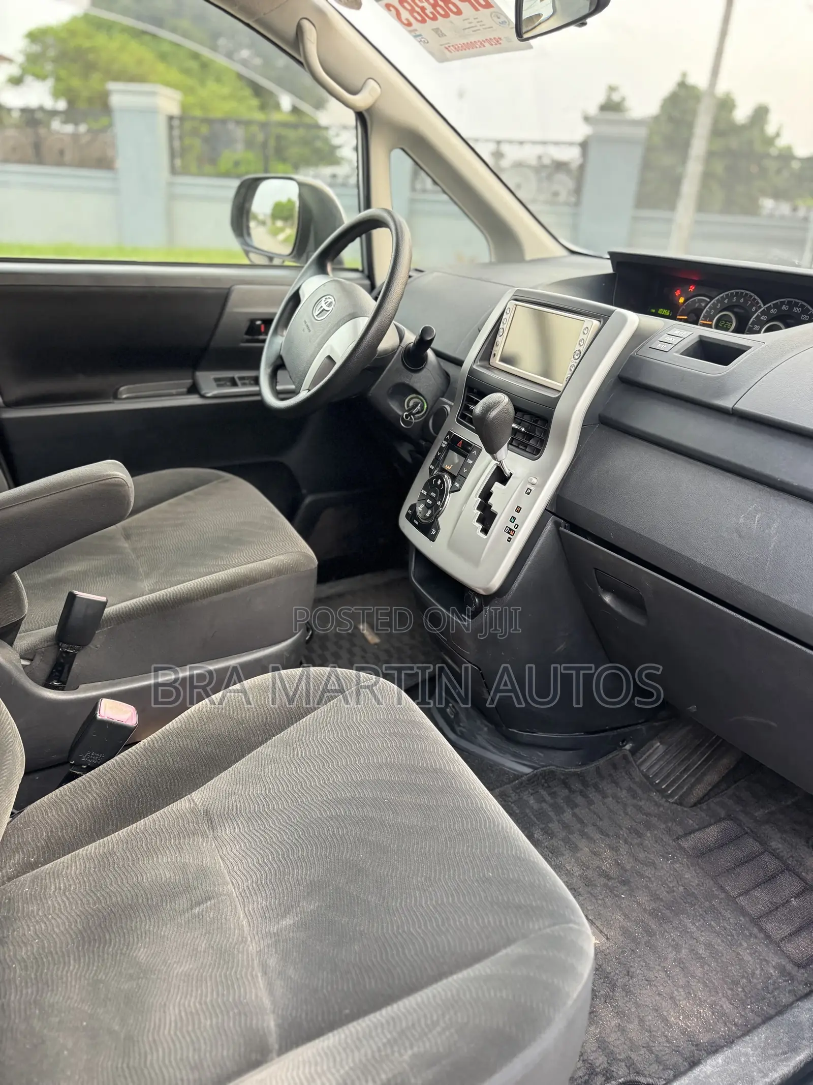 Toyota Voxy V 2WD 8-Seater 2013 Silver
