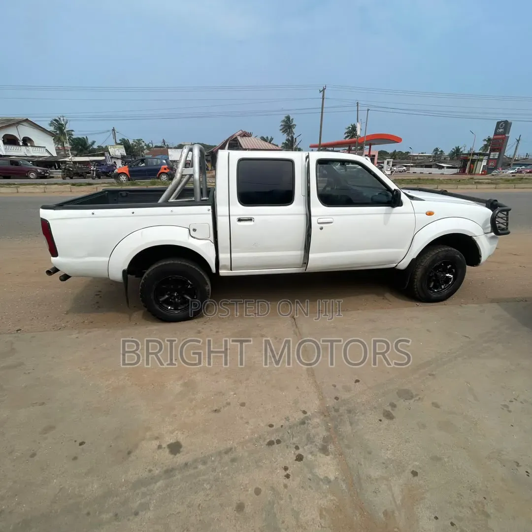 Nissan Hardbody 2003 White