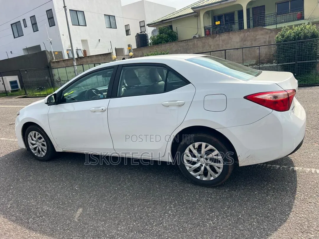 Toyota Corolla LE (1.8L 4cyl 2A) 2018 White