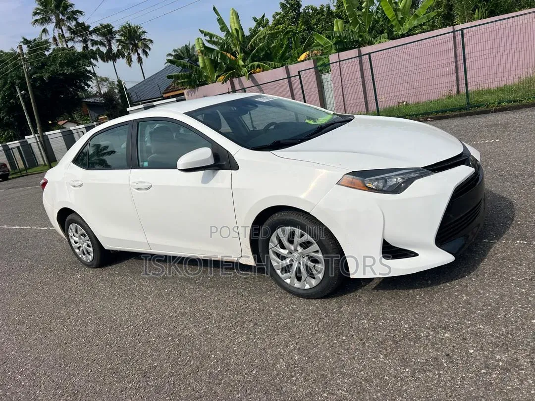 Toyota Corolla LE (1.8L 4cyl 2A) 2018 White