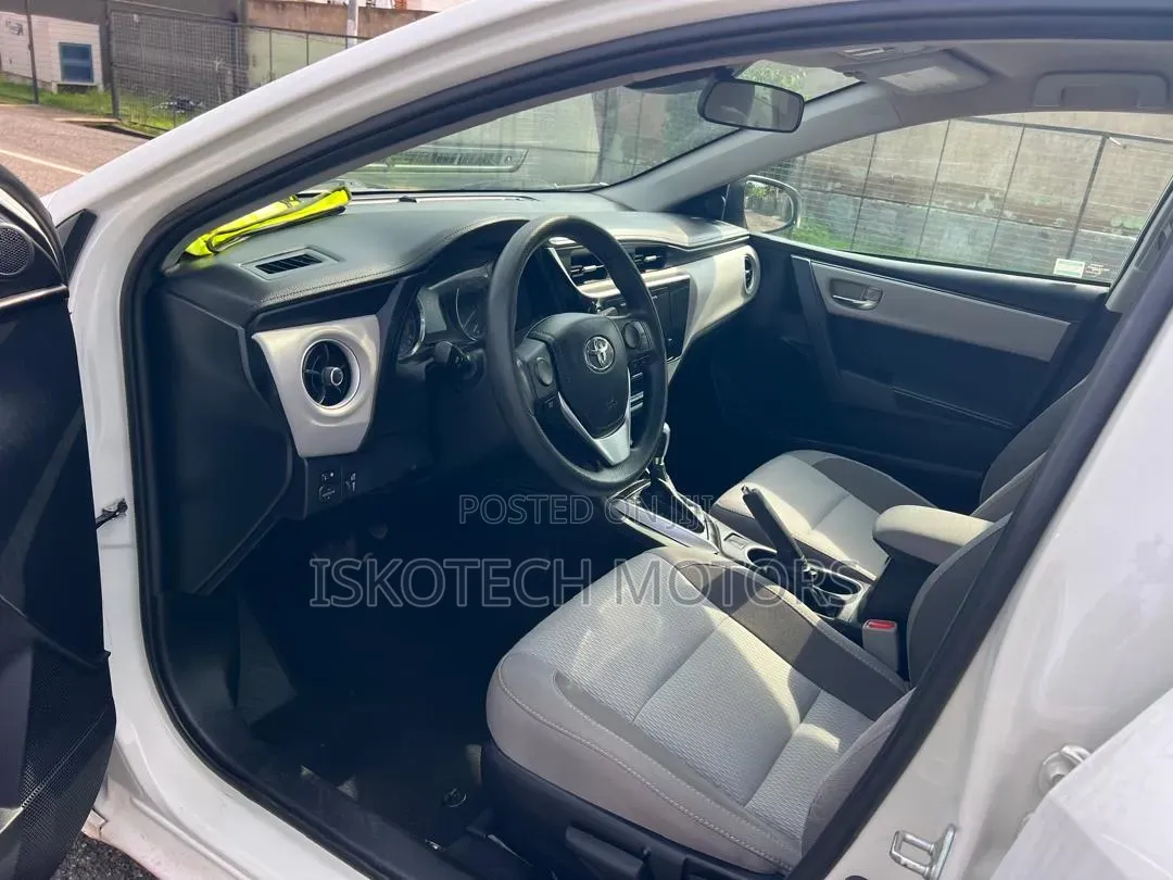 Toyota Corolla LE (1.8L 4cyl 2A) 2018 White