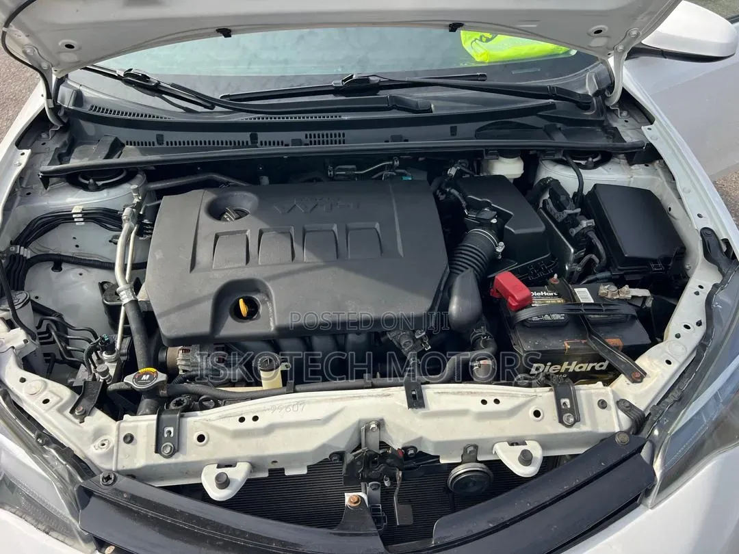 Toyota Corolla LE (1.8L 4cyl 2A) 2018 White