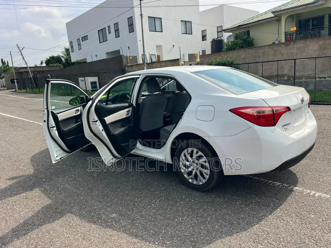 Toyota Corolla LE (1.8L 4cyl 2A) 2018 White