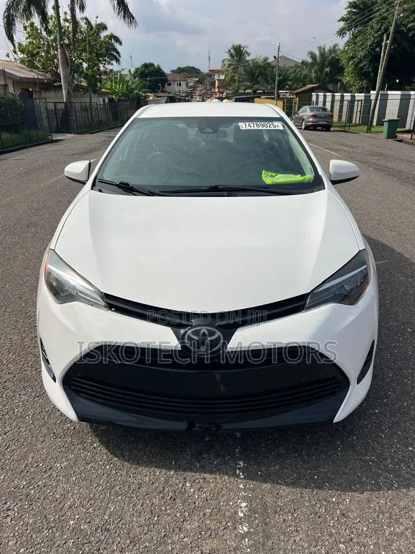Toyota Corolla LE (1.8L 4cyl 2A) 2018 White