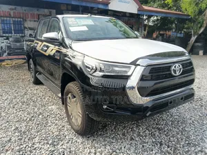 Toyota Hilux 2025 Black