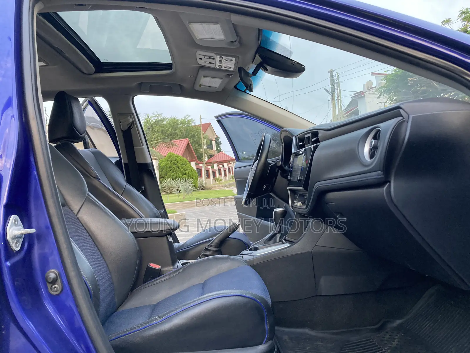 Toyota Corolla SE (1.8L 4cyl 2A) 2018 Blue