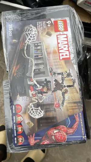 LEGO Marvel Spider-Man vs. Doc Ock Subway Train Scene (Set 76321).