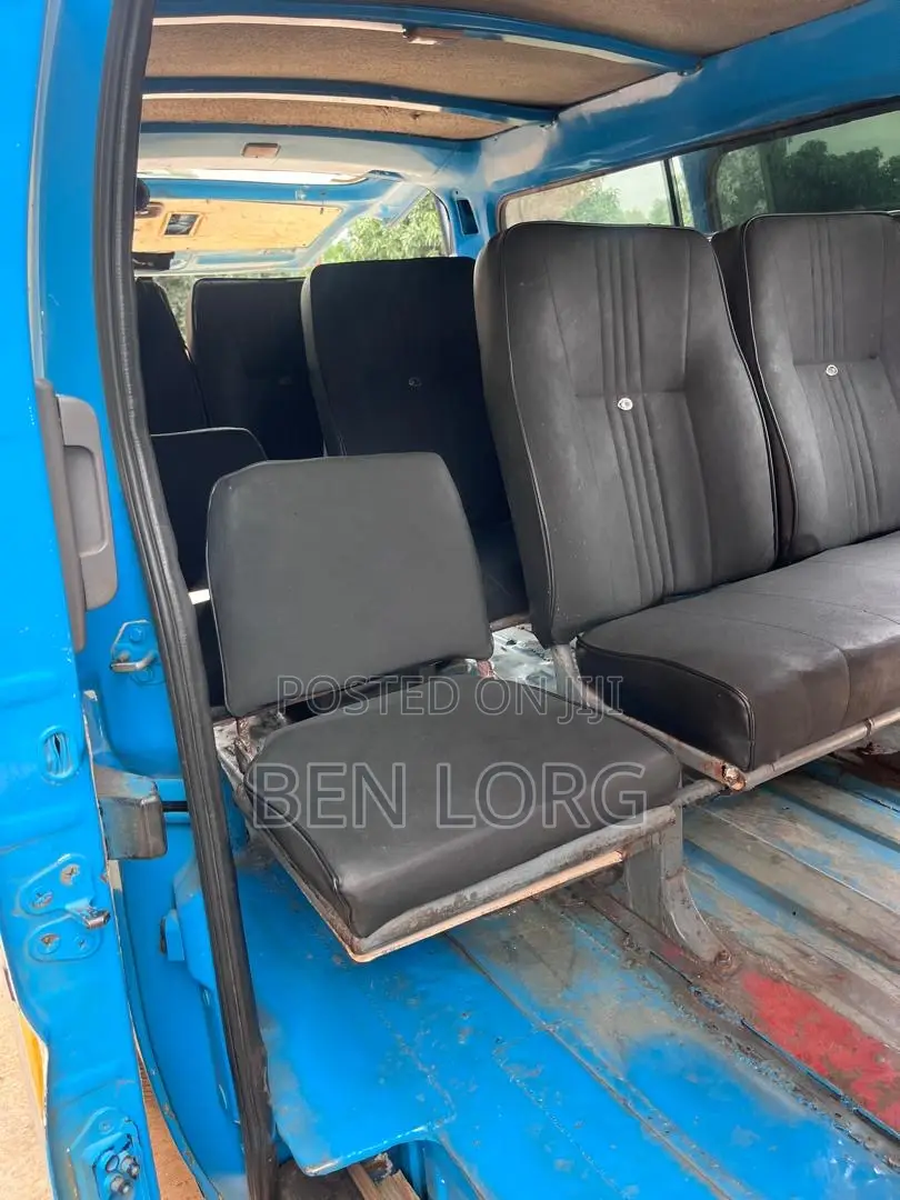 Nissan Caravan 2004 Blue
