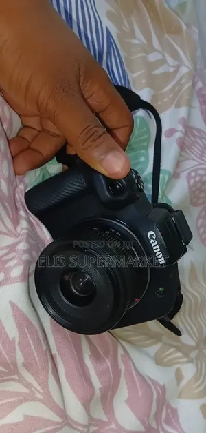 Canon Eos R100 Camera