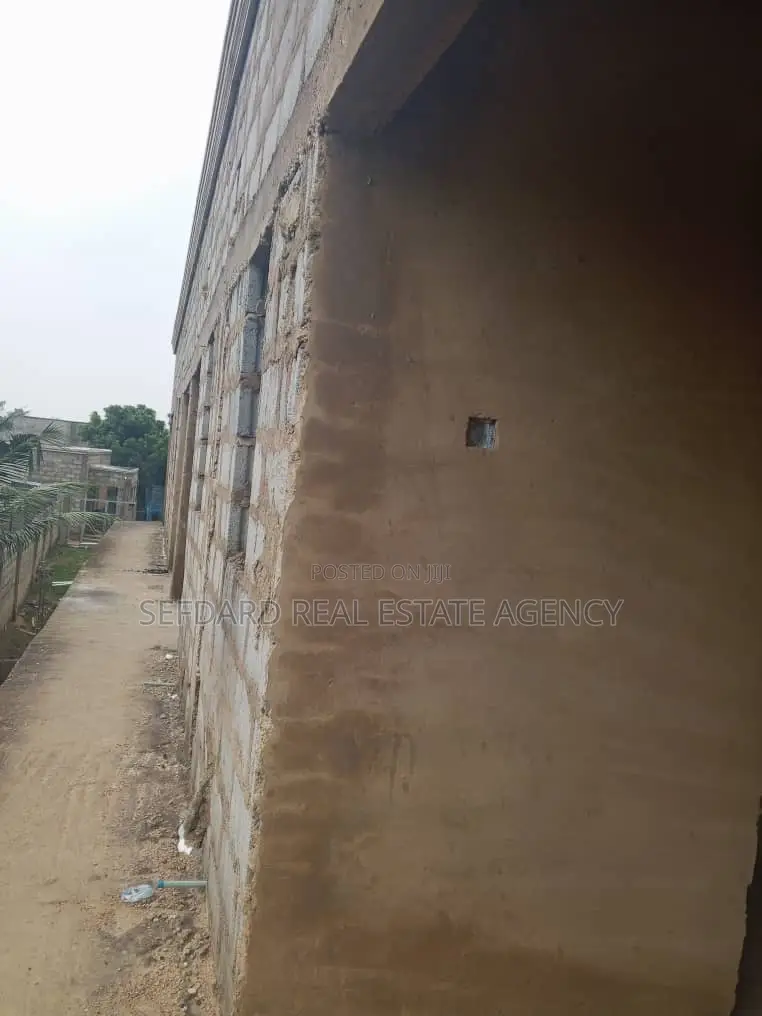 8bdrm Apartment in Sefdard Properties, Pokuase for sale