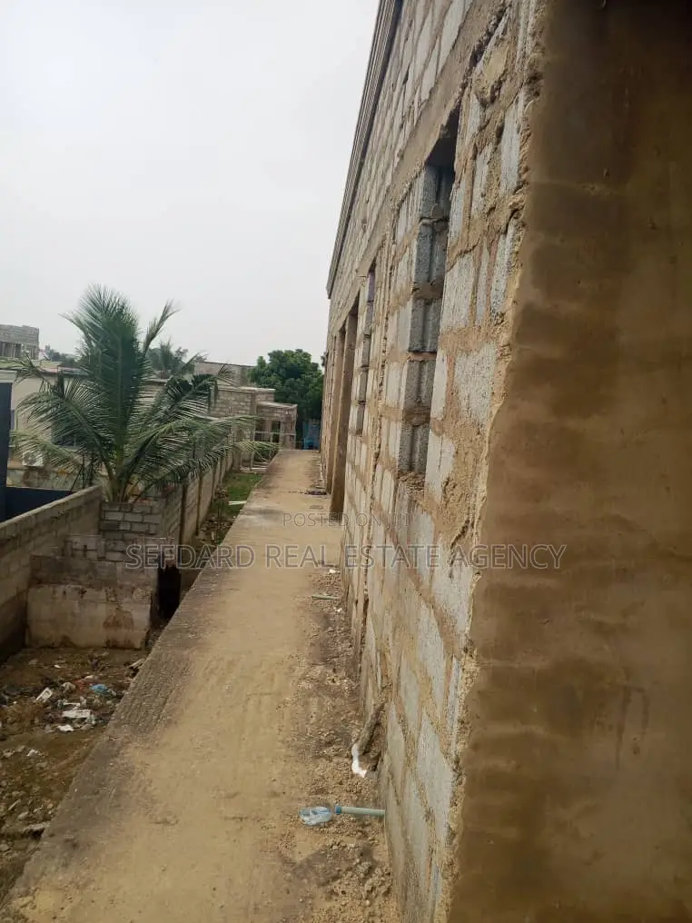 8bdrm Apartment in Sefdard Properties, Pokuase for sale