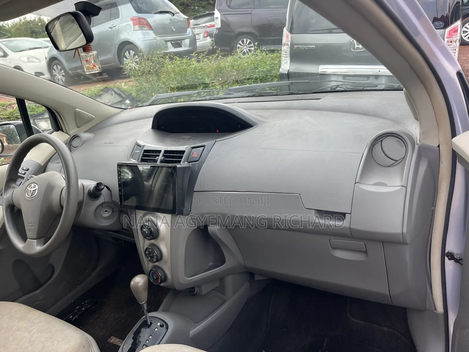Toyota Vitz 1.3 FWD 5dr 2010 Silver
