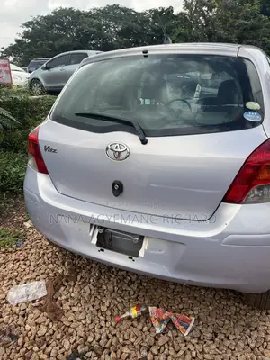 Toyota Vitz 1.3 FWD 5dr 2010 Silver