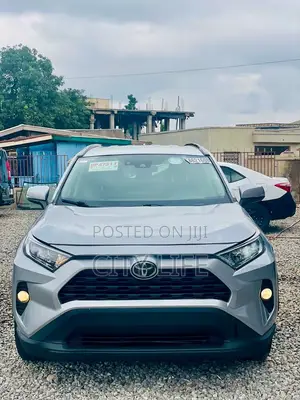 Toyota RAV4 XLE 2021 Silver