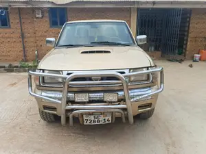 Nissan Hardbody 2000 Gold