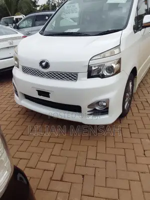 Toyota Voxy V 4WD 8-Seater 2011 White