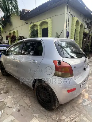 Toyota Vitz 2010 Silver