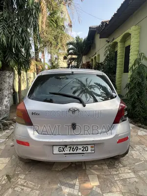 Toyota Vitz 2010 Silver