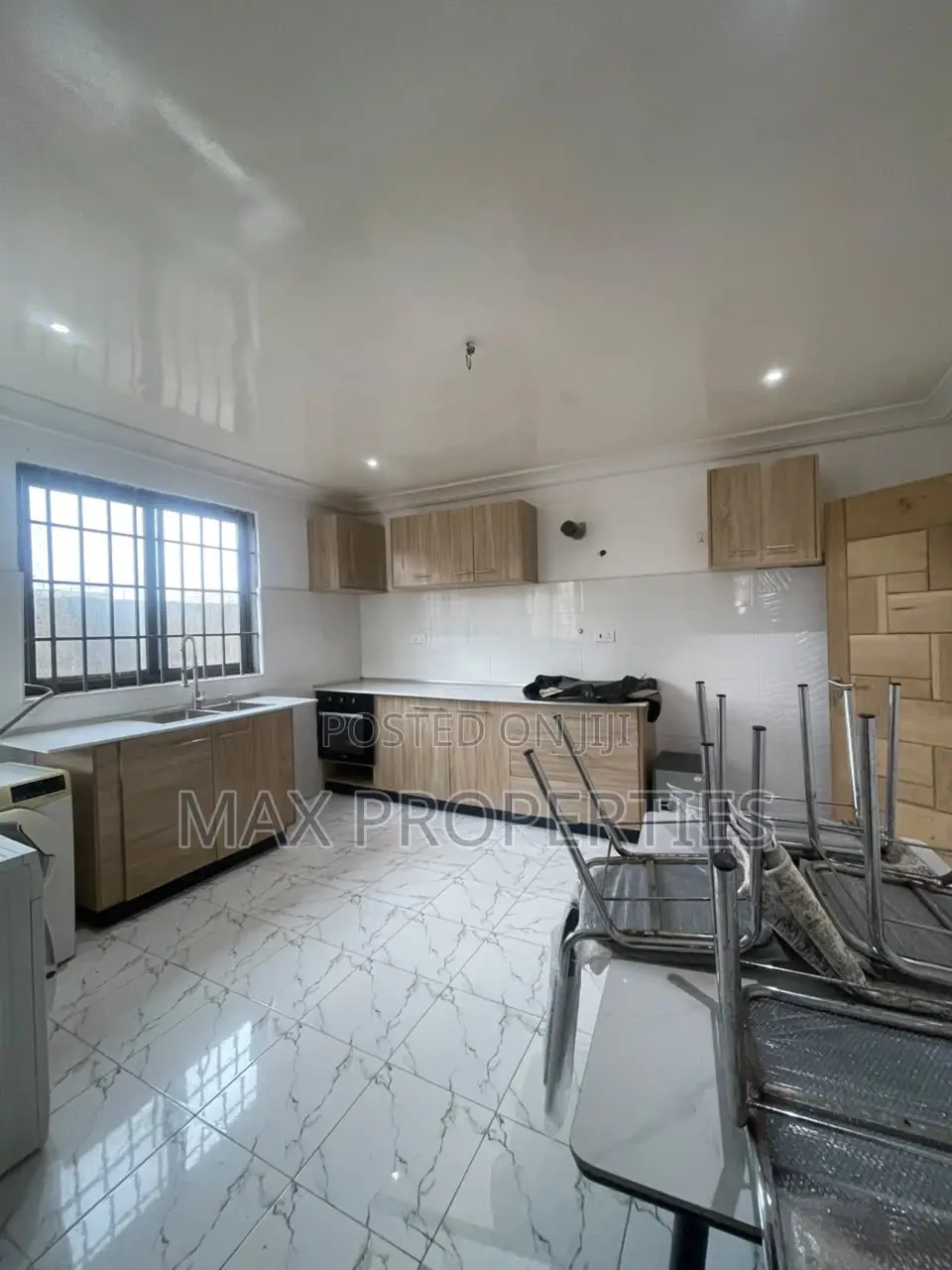 8bdrm Mansion in Weija for sale